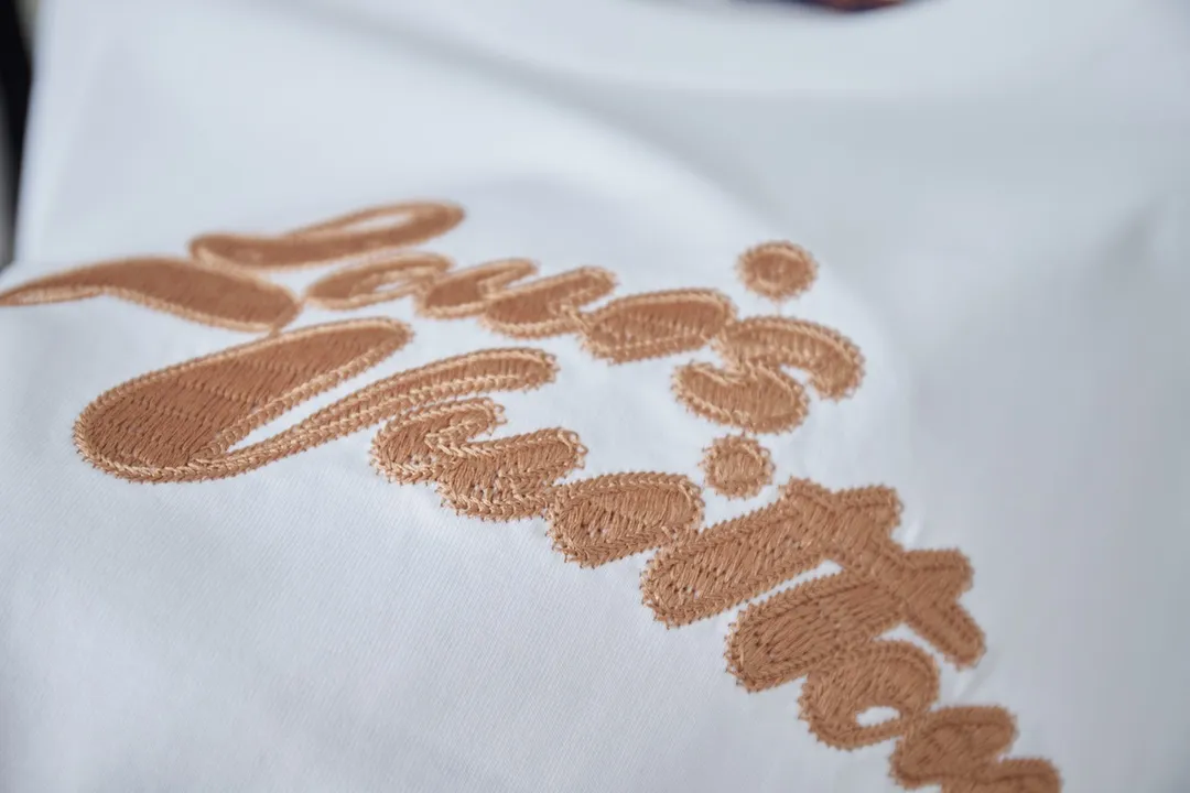 🅿️180 Louis LV 25ss new early spring short-sleeved LV letter logo embroidered short-sleeved light luxury essential item for daily commuting for men and women Correct version Welcome to compare Detailed features · Gold thread embroidery chapter technology is combined, interweaving metal threads with other silk threads · Double-needle stitching cross-stitch technology · Original main mark washed tag brand moisture-proof paper packaging Color: black/white Size: S/M/L/XL